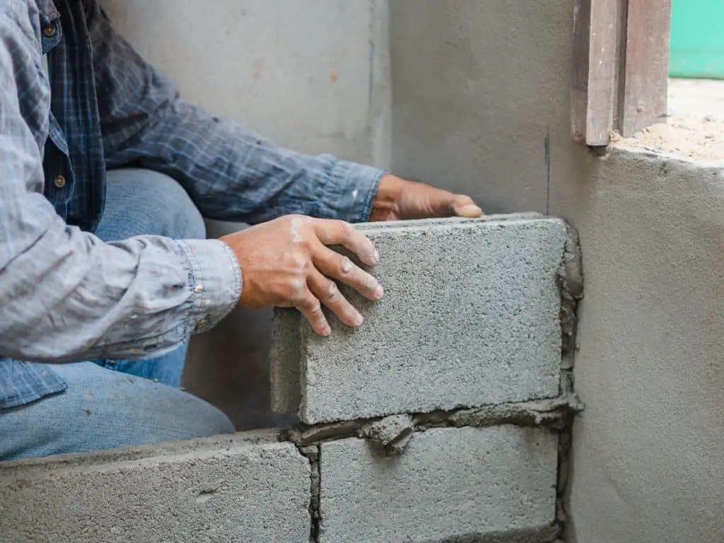 Using mortar when building with concrete blocks