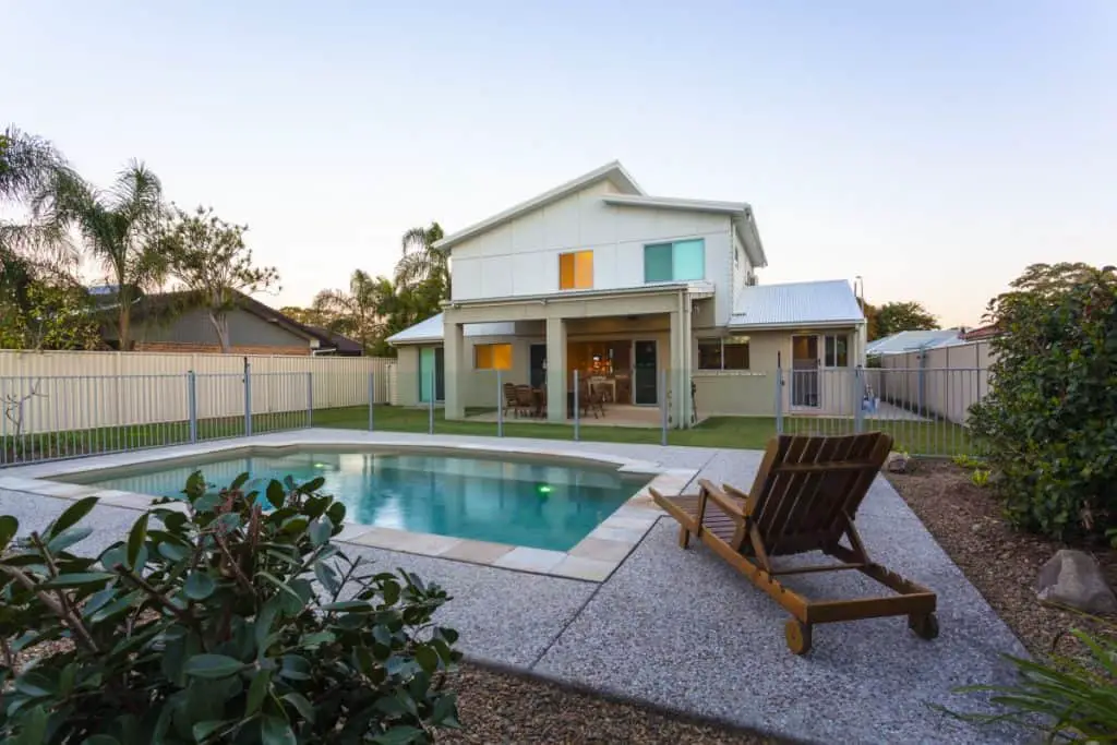 Pool decking with a classic-modern mix