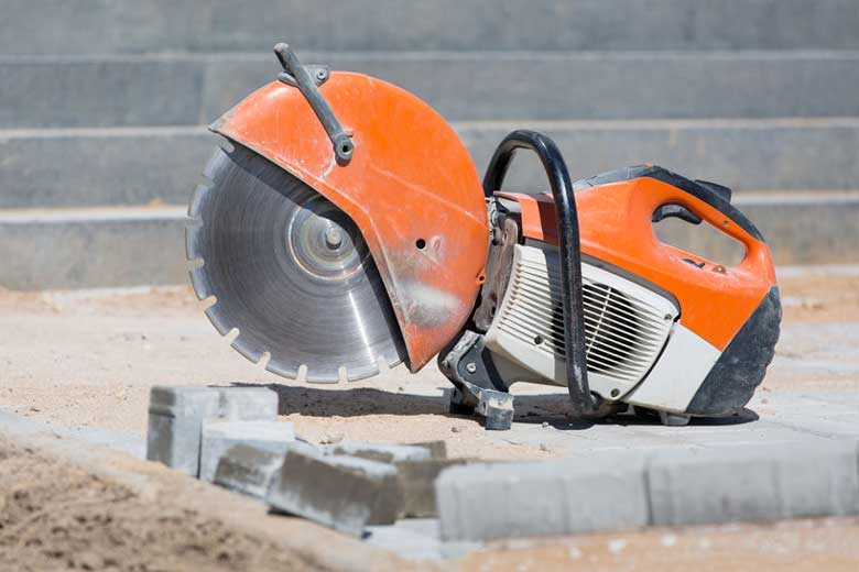 Circular saw for cutting concrete 