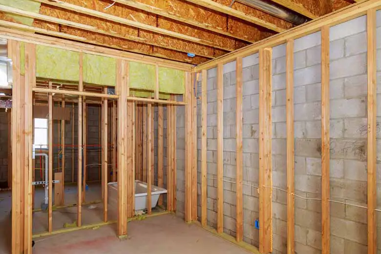 Insulating basement wall made of concrete blocks